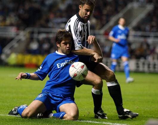 Joe Cole (Chelsea, li.) gegen Ronny Johnsen (Newcastle) Fußball Herren Carling Cup 2004 2005, Englischer Ligapokal, Newcastle United FC - Chelsea FC London 0:2, Vdig Gruppe Newcastle Dynamik,