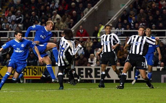 Eidur Gudjohnsen (Chelsea, 2.v.li.) erzielt das 0:1, Oliver Bernard (Mitte), Kieron Dyer (2.v.re.) und Ronny Johnsen (alle Newcastle) haben das Nachsehen Fußball Herren Carling Cup 2004 2005, Englischer Ligapokal, Newcastle United FC - Chelsea FC London 0:2, Vdig Gruppe Newcastle Dynamik,