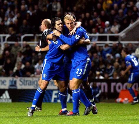 Tiago (li.) und Eidur Gudjohnsen (beide Chelsea) - Torjubel Fußball Herren Carling Cup 2004 2005, Englischer Ligapokal, Chelsea FC London, Vdig Gruppe Newcastle Freude,