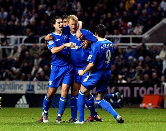 Tiago (li.), Eidur Gudjohnsen (Mitte) und Mateja Kezman (alle Chelsea) - Torjubel Fußball Herren Carling Cup 2004 2005, Englischer Ligapokal, Chelsea FC London, Vdig Gruppe Newcastle Freude,