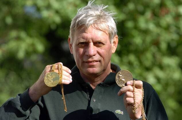 Bernd Bransch (Deutschland) präsentiert stolz seine olympischen Medaillen - die Bronzemedaille gewann er 1972 in München und die Goldmedaille 1976 in Montreal Fußball Herren Shooting 2004, Fotoshooting, Fototermin, Fotostory, Homestory, privat, Einzelbild Halle