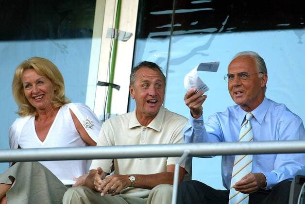 V.re.: Franz Beckenbauer (Deutschland), Johan Cruyff und dessen Gattin Danny (beide Niederlande) gut gelaunt auf der Tribüne - PUBLISHING RIGHTS FOR GERMAN MEDIA ONLY Fußball EM Herren Euro 2004, Europameisterschaft, Länderspiel, Nationalmannschaft, Nationalteam, Viertelfinale, Vdig Gruppe Faro Loule