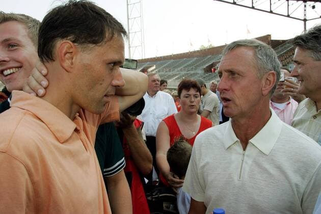 Nationaltrainer Marco van Basten (li.) und Johan Cruyff (beide Niederlande) anläßlich des 50 jährigen Jubiläums des holländischen Profifußballs - PUBLISHING RIGHTS FOR GERMAN MEDIA ONLY Fußball Herren Jubiläumsspiel 2004, Vdig Gruppe Amsterdam