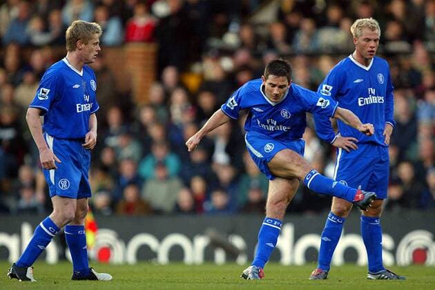 Frank Lampard (Mitte) zieht ab, Damien Duff (li.) und Eidur Gudjohnsen (alle Chelsea) zeigen sich noch kritisch Fußball 1. BL Herren English Premier League 2003 2004, 1. Englische Liga, Chelsea FC London, Vdig Gruppe London Dynamik,