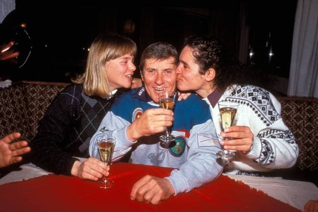 Katja Seizinger (li.) und Miriam Vogt amüsieren sich mit ihrem Bundestrainer Alois Glaner (alle Deutschland) bei einem Glas Champagner Alpiner Skilauf OS Winter Damen Olympische Winterspiele 1992, Olympia, Olympiade, Spiele, Ski Alpin, Skisport, Vdia Gruppe Albertville Freude,