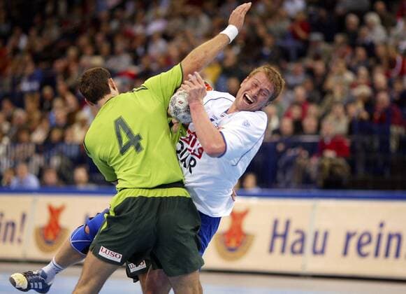 Thomas Knorr (Hamburg, re.) gegen Milan Stohr (Lissabon) Handball EC 2 Herren CupWinners Cup 2004 2005, Europapokal der Pokalsieger, Europacup, Gruppe Hamburg Dynamik,