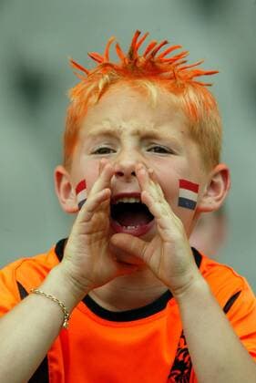 Ein junger holländischer Fan feuert sein Team lautstark an Fußball EM Herren Euro 2004, Europameisterschaft, Länderspiel, Nationalmannschaft, Nationalteam, Gruppe D Porträt pan6428 Braga  