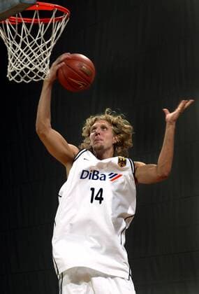 Dirk Nowitzki (Deutschland) - Korbleger Basketball Herren Nationalmannschaft 2004, Nationalteam, Nationaltrikot, Shooting, Fotoshooting, Fototermin, Vdig Einzelbild Dynamik,