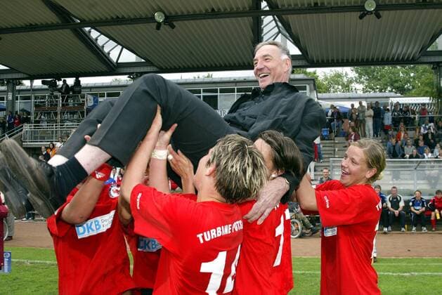 Die Spielerinnen des 1. FFC Turbine Potsdam sind Deutscher Meister und lassen ihren Trainer Bernd Schröder hochleben Fußball 1. BL Damen Saison 2003 2004, Frauen, Frauenfußball, 1. FFC Turbine Potsdam Gruppe Frankfurt M. Begeisterung, Freude,