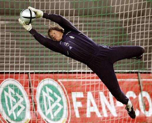 Torwart Oliver Kahn (Deutschland) zeigt im Training der Nationalmannschaft eine herrliche Parade Fußball Herren Nationalmannschaft 2004, Nationalteam, Training, Torwarttraining Einzelbild Leipzig Dynamik,