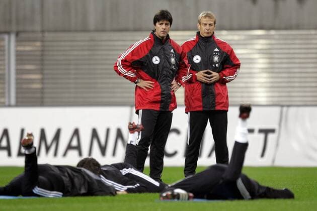Bundestrainer Jürgen Klinsmann (re.) und sein Co Joachim Löw (beide Deutschland) beobachten ihre am Boden liegenden Spieler Fußball Herren Nationalmannschaft 2004, Nationalteam, Training Gruppe Leipzig