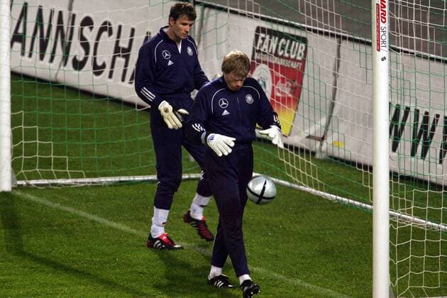 Torwart Oliver Kahn (re.) jongliert den Ball und wird von seinem Kontrahenten Jens Lehmann (beide Deutschland) beobachtet Fußball Herren Nationalmannschaft 2004, Nationalteam, Training, Torwarttraining, Vdig Gruppe Leipzig