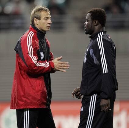 Bundestrainer Jürgen Klinsmann (li.) im Gespräch mit Gerald Asamoah (beide Deutschland) Fußball Herren Nationalmannschaft 2004, Nationalteam, Training Gruppe Leipzig