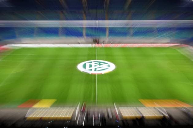 Der vom DFB Logo abgedeckte Mittelkreis im Leipziger Zentralstadion - Zoomeffekt Fußball Länderspiel Herren Länderspiel 2004, Freundschaftsspiel, Test, Testspiel, Deutschland Totale Leipzig