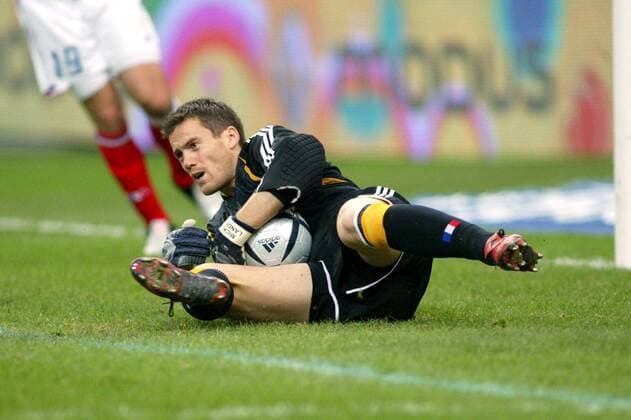 Torwart Mickael Landreau (Frankreich) hält den Ball Fußball Länderspiel Herren Länderspiel 2004, Freundschaftsspiel, Test, Testspiel, Nationalmannschaft, Nationalteam Einzelbild pan7717 Paris Abwehr  
