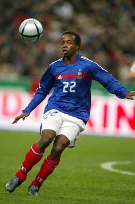 Sidney Govou (Frankreich) am Ball Fußball Länderspiel Herren Länderspiel 2004, Freundschaftsspiel, Test, Testspiel, Nationalmannschaft, Nationalteam Einzelbild pan7717 Paris  