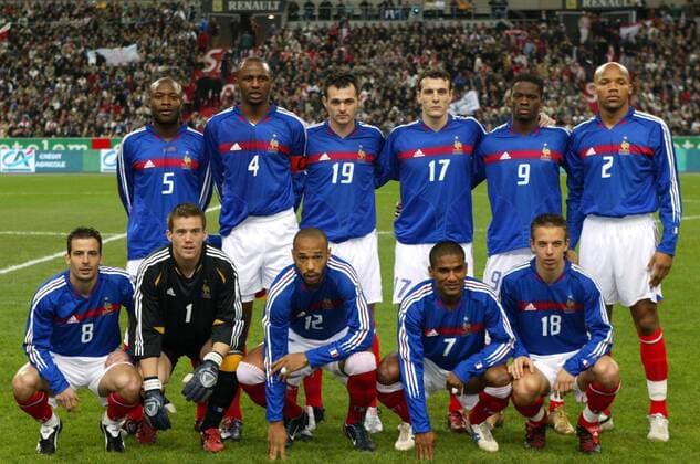 Mannschaftsfoto Frankreich, hi. v. li.: William Gallas, Patrick Vieira, Willy Sagnol, Sebastien Squillaci, Louis Saha, Jean Alain Boumsong, vorn: Ludovic Giuly, Torwart Mickael Landreau, Thierry Henry, Florent Malouda und Benoit Pedretti Fußball Länderspiel Herren Länderspiel 2004, Freundschaftsspiel, Test, Testspiel, Nationalmannschaft, Nationalteam Totale pan7717 Paris