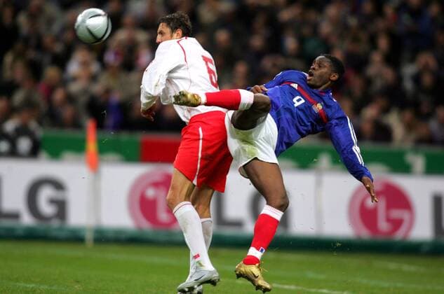 Jacek Bak (Polen, li.) gegen Louis Saha (Frankreich) Fußball Länderspiel Herren Länderspiel 2004, Freundschaftsspiel, Test, Testspiel, Nationalmannschaft, Nationalteam Gruppe pan7717 Paris Dynamik, Kampf,  