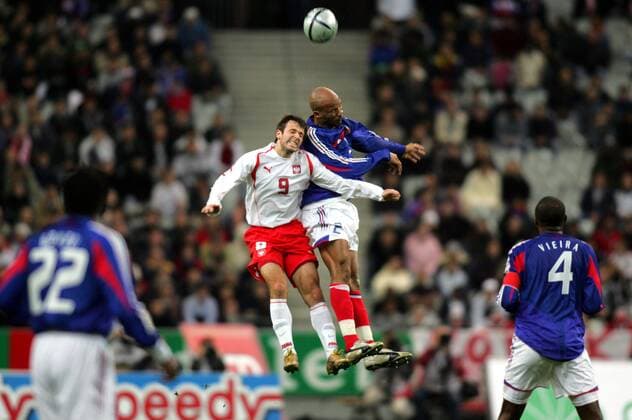 Maciej Zurawski (Polen, li.) gegen Jean Alain Boumsong (Frankreich) Fußball Länderspiel Herren Länderspiel 2004, Freundschaftsspiel, Test, Testspiel, Nationalmannschaft, Nationalteam Gruppe pan7717 Paris Dynamik, Kampf, Höhe  