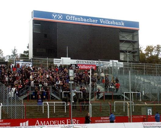 Fußball, Stadiongeschichte Kickers Offenbach Eine kleine Schar Koblenzer Fans in ihrem Fanblock in Offenbach Fußball Herren Regionalliga Süd 2004 2005, 3. Liga, Kickers Offenbach - TuS Koblenz 0:0, OFC, Offenbacher Totale Offenbach