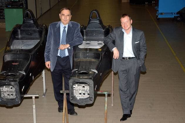 Teamowner Alexander Shnaider (Rußland Midland F1, re.) und Firmengründer Gianpaolo Dallara (Italien Dallara) arbeiten gemeinsam für ihr Formel 1 Debüt in der Saison 2006 Motorsport Herren Formel 1 2004, F1, F, Shooting, Fotoshooting, Fototermin, Vdig, Monocoque, Gruppe Konstruktion, Produktion, Entwicklung, Forschung, Parma, Rennwagen, Bolide, Fahrzeugtechnik, Labor,