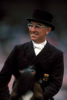 Dr. Rainer Klimke (BRD) zufrieden Pferdesport Herren CHIO 1987, Reiten, Reitsport, Dressur, Dressurreiten, Vdia Einzelbild Aachen Freude,