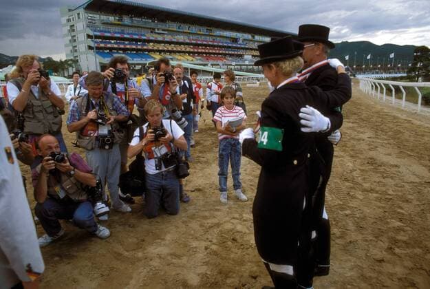 Ann Kathrin Linsenhoff und Dr. Rainer Klimke (beide BRD) präsentieren den Fotografen ihre Goldmedaille in der Teamwertung Pferdesport OS Sommer Olympische Sommerspiele 1988, Olympia, Olympiade, Spiele, Reiten, Reitsport, Dressur, Dressurreiten Gruppe Seoul