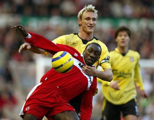 Jimmy Floyd Hasselbaink (Middlesbrough, vorn) gegen Sami Hyypiä (Liverpool) Fußball Herren English Premier League 2004 2005, 1. Englische Liga, FC Middlesbrough - FC Liverpool 2:0 Gruppe Middlesbrough