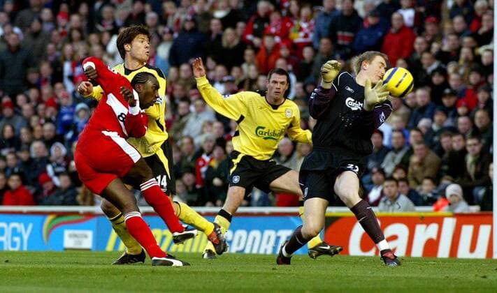 Jimmy Floyd Hasselbaink (Middlesbrough, li.) gegen Torwart Chris Kirkland und Xabi Alonso (beide Liverpool) Fußball Herren English Premier League 2004 2005, 1. Englische Liga, FC Middlesbrough - FC Liverpool 2:0 Gruppe Middlesbrough Dynamik,