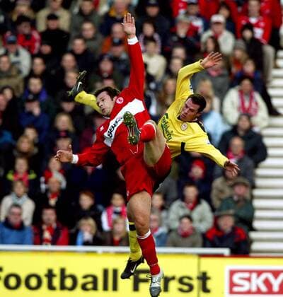 Mark Viduka (Middlesbrough, li.) gegen Jamie Carragher (Liverpool) Fußball Herren English Premier League 2004 2005, 1. Englische Liga, FC Middlesbrough - FC Liverpool 2:0 Gruppe Middlesbrough Dynamik,