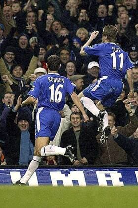 Torschütze Damien Duff (re.) feiert mit Arjen Robben (beide Chelsea) den Führungstreffer zum 1:0 - PUBLICATION ONLY FOR GERMAN, SWISS AND AUSTRAIN MEDIA Fußball Herren English Premier League 2004 2005, 1. Englische Liga, Chelsea FC London, Vdig Gruppe London Freude,