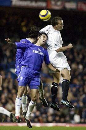 Kevin Davies (Bolton, re.) setzt sich gegen Paulo Ferreira (Chelsea) - PUBLICATION ONLY FOR GERMAN, SWISS AND AUSTRAIN MEDIA Fußball Herren English Premier League 2004 2005, 1. Englische Liga, Chelsea FC London - Bolton Wanderers 2:2, Vdig Gruppe London Dynamik, Kampf, Höhe,