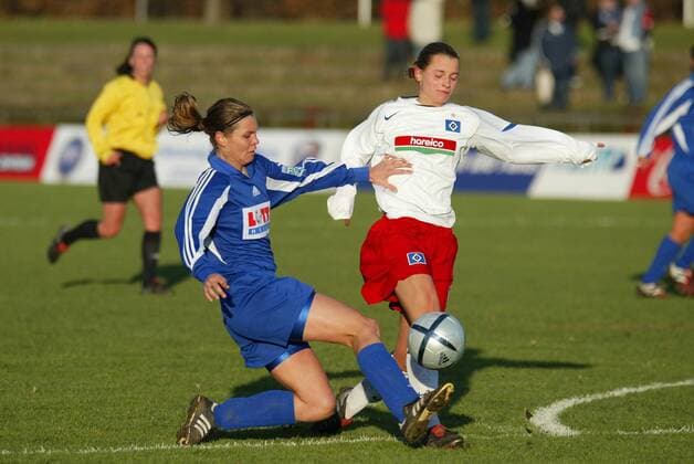 Louise Hansen (li., FFC Frankfurt) gegen Sarah Günther (HSV) Fußball 1. BL Damen Saison 2004 2005, 1. FFC Frankfurt - Hamburger SV 5:0, Hamburg, Frauen, Frauenfußball, Vdig Gruppe Frankfurt M. Dynamik, Kampf,