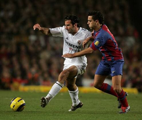 Luis Figo (Real Madrid, li.) gegen Xavi (FC Barcelona) - PUBLISHING RIGHTS FOR GERMAN MEDIA ONLY Fußball Herren Primera Division 2004 2005, 1. Spanische Liga, FC Barcelona - Real Madrid 3:0, Barca, Vdig, Gruppe Barcelona Dynamik,
