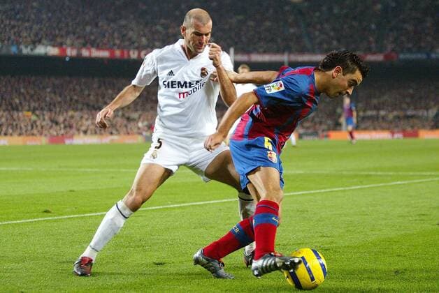 Zinedine Zidane (Real Madrid, li.) gegen Xavi (FC Barcelona) - PUBLISHING RIGHTS FOR GERMAN MEDIA ONLY Fußball Herren Primera Division 2004 2005, 1. Spanische Liga, FC Barcelona - Real Madrid 3:0, Barca Gruppe Barcelona Dynamik,