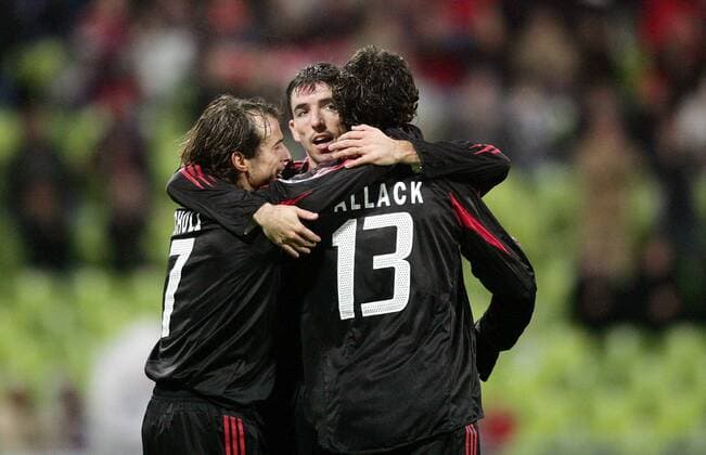 Torjubel Bayern, v.li.: Mehmet Scholl, Roy Makaay und Michael Ballack Fußball EC 1 Herren Champions League 2004 2005, FC Bayern München Gruppe München Freude,