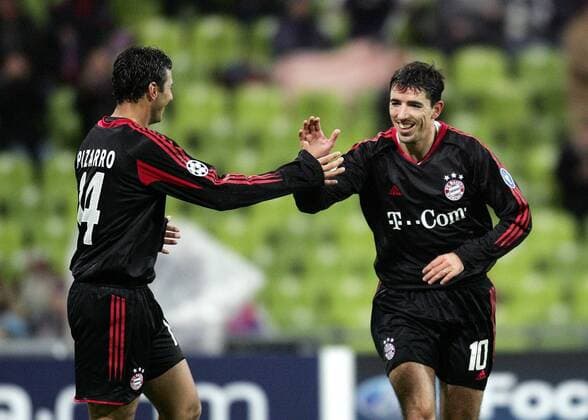 Torschütze Roy Makaay (re.) empfängt die Glückwünsche von Claudio Pizarro (beide Bayern) Fußball EC 1 Herren Champions League 2004 2005, FC Bayern München Gruppe München Freude,