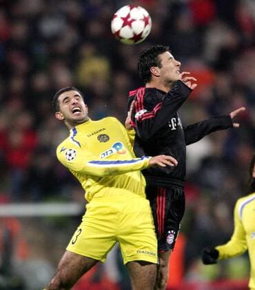 Salem Abo Siam (Maccabi Tel Aviv, li.) gegen Claudio Pizarro (Bayern) Fußball EC 1 Herren Champions League 2004 2005, FC Bayern München - Maccabi Tel Aviv 5:1 Gruppe München Dynamik, Kampf,