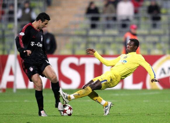 John Pantsil (Maccabi Tel Aviv, re.) gegen Claudio Pizarro (Bayern) Fußball EC 1 Herren Champions League 2004 2005, FC Bayern München - Maccabi Tel Aviv 5:1 Gruppe München Dynamik,