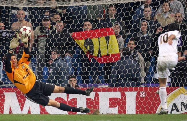 Torwart Hans Jörg Butt (Leverkusen) hält den Elfmeter von Luis Figo (Real Madrid) Fußball EC 1 Herren Champions League 2004 2005, Real Madrid - Bayer 04 Leverkusen 1:1 Gruppe Madrid Dynamik,