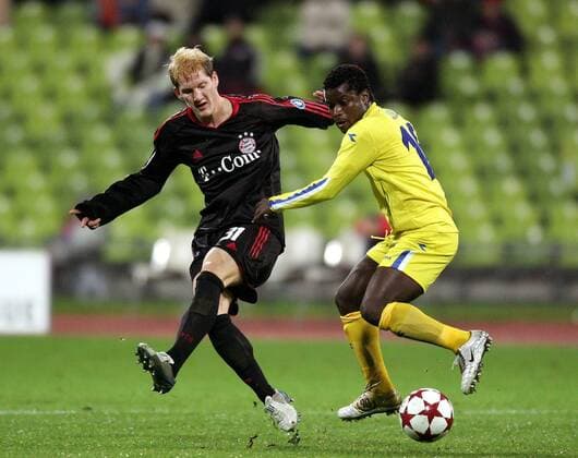 Bastian Schweinsteiger (Bayern, li.) gegen Ishmael Addo (Maccabi Tel Aviv) Fußball EC 1 Herren Champions League 2004 2005, FC Bayern München - Maccabi Tel Aviv 5:1 Gruppe München Dynamik,