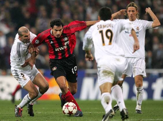 Marko Babic (Leverkusen, 2.v.li.) gegen Zinedine Zidane, re. Guti (beide Real Madrid) Fußball EC 1 Herren Champions League 2004 2005, Real Madrid - Bayer 04 Leverkusen 1:1 Gruppe Madrid Dynamik,