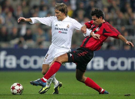 Michel Salgado (Real Madrid, li.) gegen Marko Babic (Leverkusen) Fußball EC 1 Herren Champions League 2004 2005, Real Madrid - Bayer 04 Leverkusen 1:1 Gruppe Madrid Dynamik, Kampf,