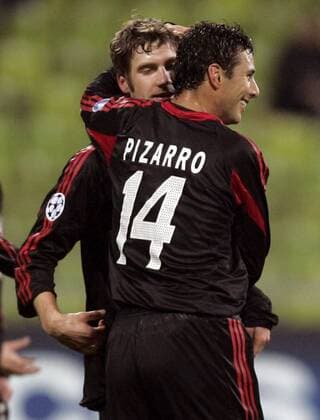 Claudio Pizarro (re.) und Torsten Frings (beide Bayern) - Torjubel Fußball EC 1 Herren Champions League 2004 2005, FC Bayern München Gruppe München Freude,