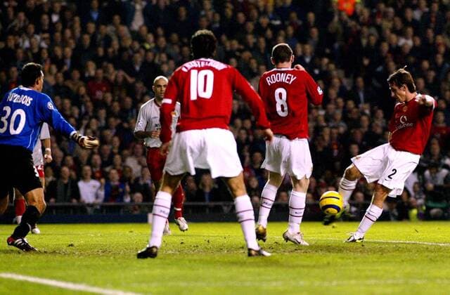Gary Neville (Manchester United, re.) erzielt den Treffer zum 1:0 Fußball EC 1 Herren Champions League 2004 2005, Manchester United - Olympique Lyonnais 2:1, ManU, OL, Lyon Gruppe Manchester Dynamik,