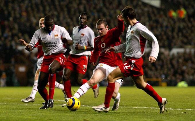 Wayne Rooney (Manchester United, Mitte) gegen Lamine Diatta (li.) und Anthony Reveillere (beide Lyon) Fußball EC 1 Herren Champions League 2004 2005, Manchester United - Olympique Lyonnais 2:1, ManU, OL Gruppe Manchester Dynamik,