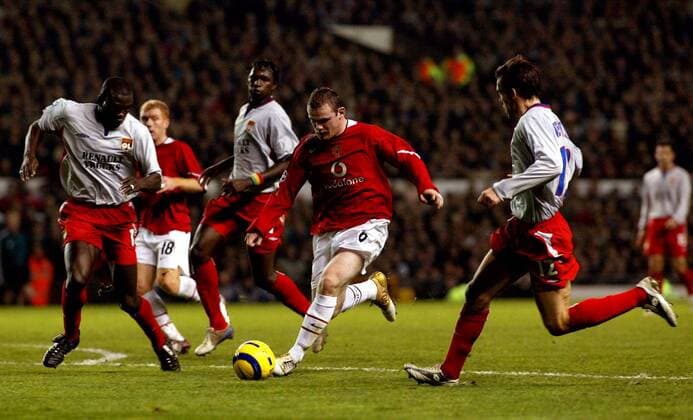 Wayne Rooney (Manchester United, Mitte) gegen Lamine Diatta (li.) und Anthony Reveillere (beide Lyon) Fußball EC 1 Herren Champions League 2004 2005, Manchester United - Olympique Lyonnais 2:1, ManU, OL Gruppe Manchester Dynamik,