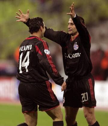 Hasan Salihamidzic (re.) und Claudio Pizarro (beide Bayern) - Torjubel Fußball EC 1 Herren Champions League 2004 2005, FC Bayern München Gruppe München Freude,