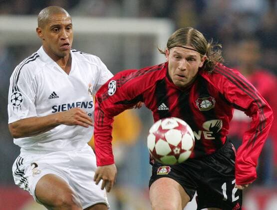 Andrej Voronin (Leverkusen, re.) gegen Roberto Carlos (Real Madrid) Fußball EC 1 Herren Champions League 2004 2005, Real Madrid - Bayer 04 Leverkusen 1:1 Gruppe Madrid