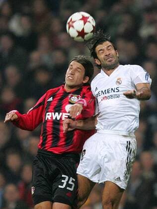 Luis Figo (Real Madrid, re.) gegen Diego Placente (Leverkusen) Fußball EC 1 Herren Champions League 2004 2005, Real Madrid - Bayer 04 Leverkusen 1:1 Gruppe Madrid Dynamik,